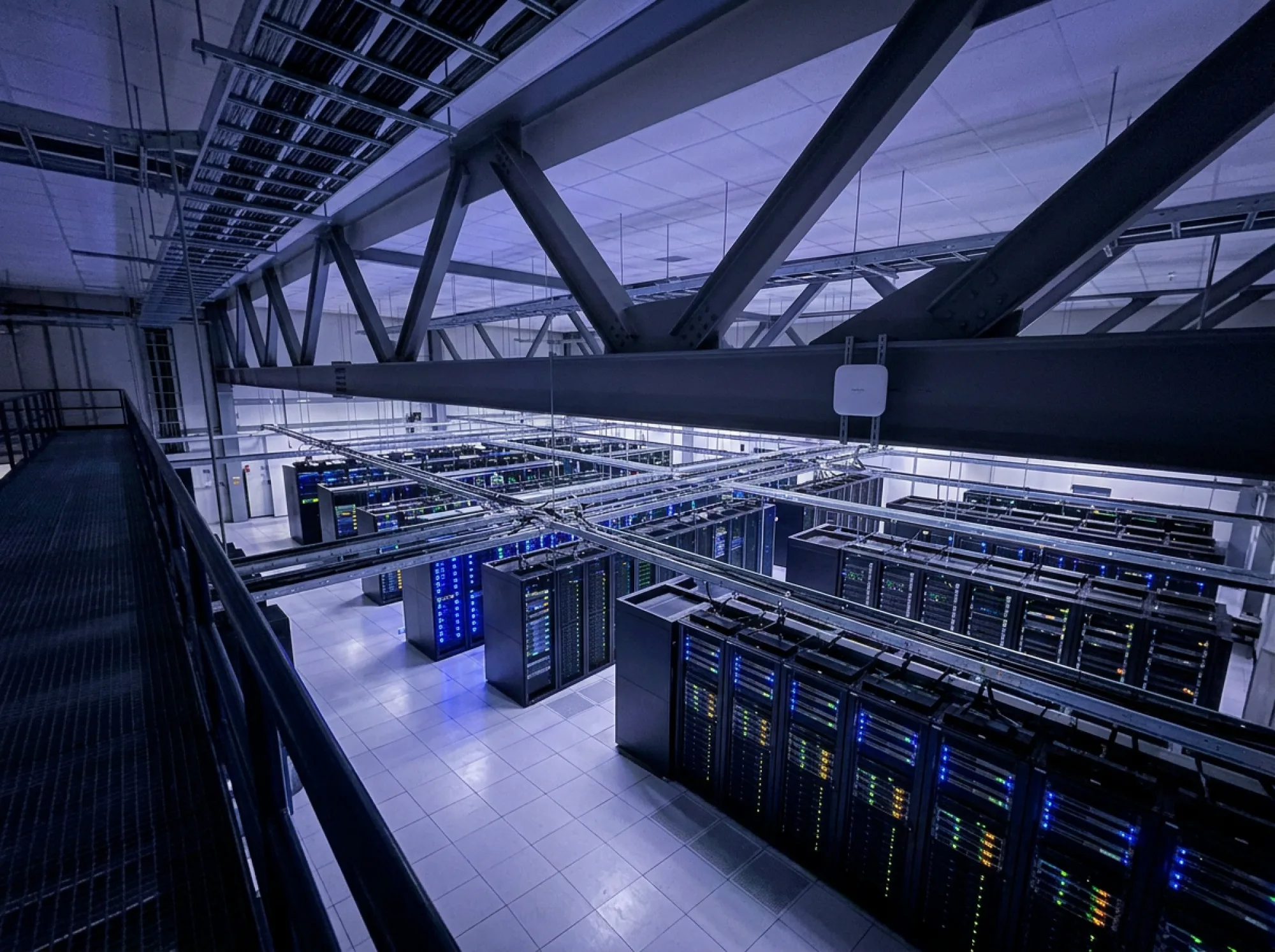 Img datacenters hero serverhalloverview ai 01