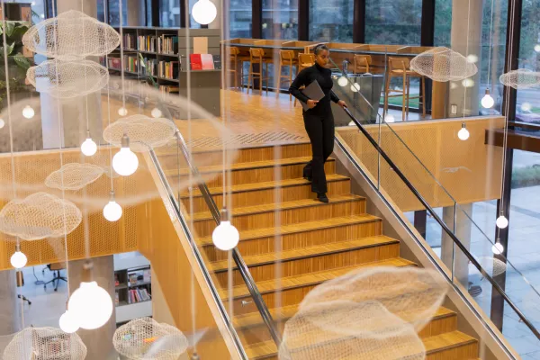 Img highered usecases highdensitywifi librarystaircase stock 01