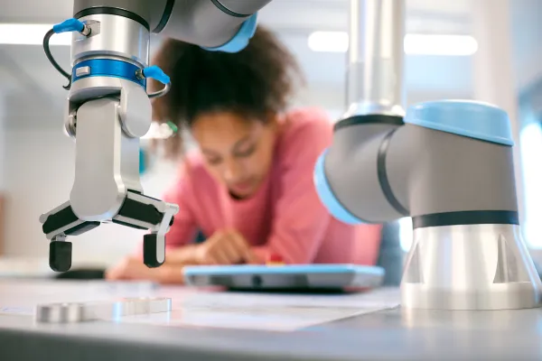 Img highered usecases researchrobotics labrobotarmstudent stock 01