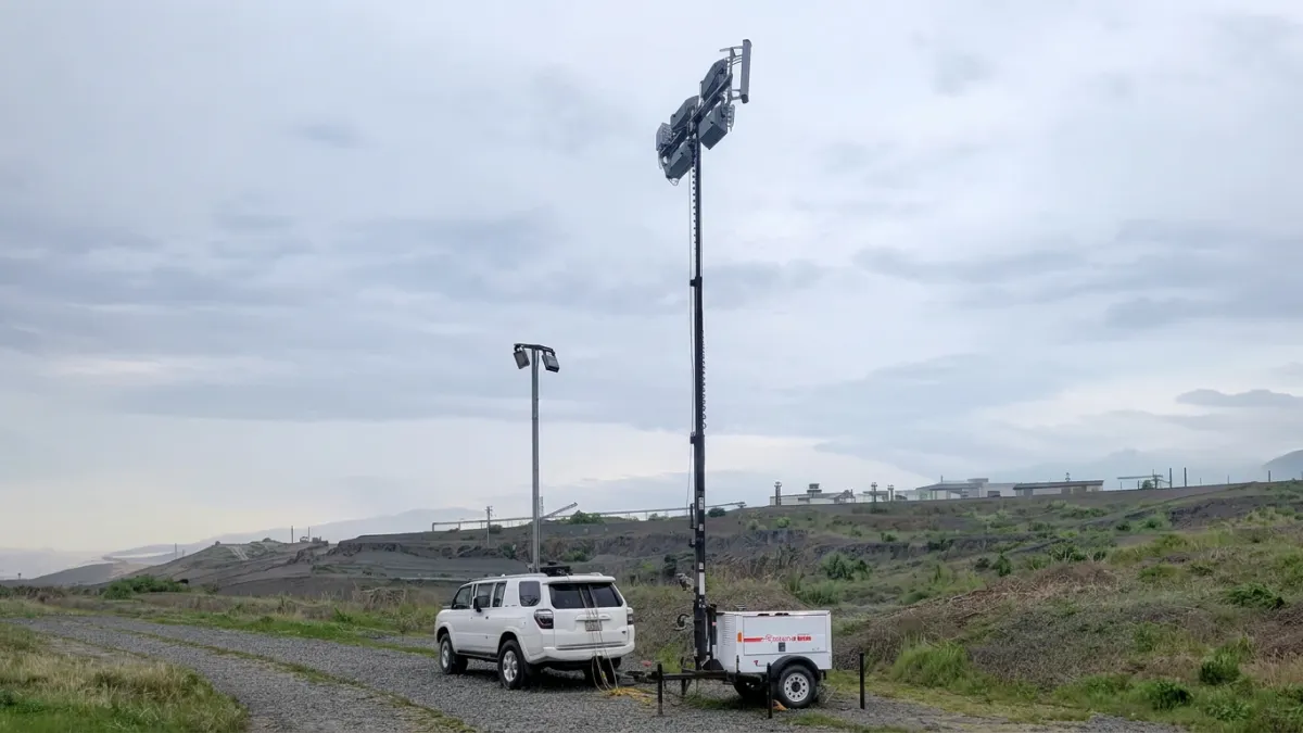 Rapid-deploy mast - pole-mounted radio, no trenching