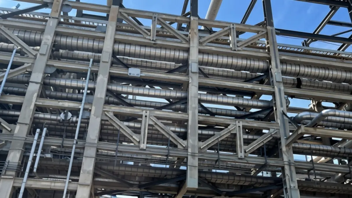 Omni antenna mounted at a storage tank