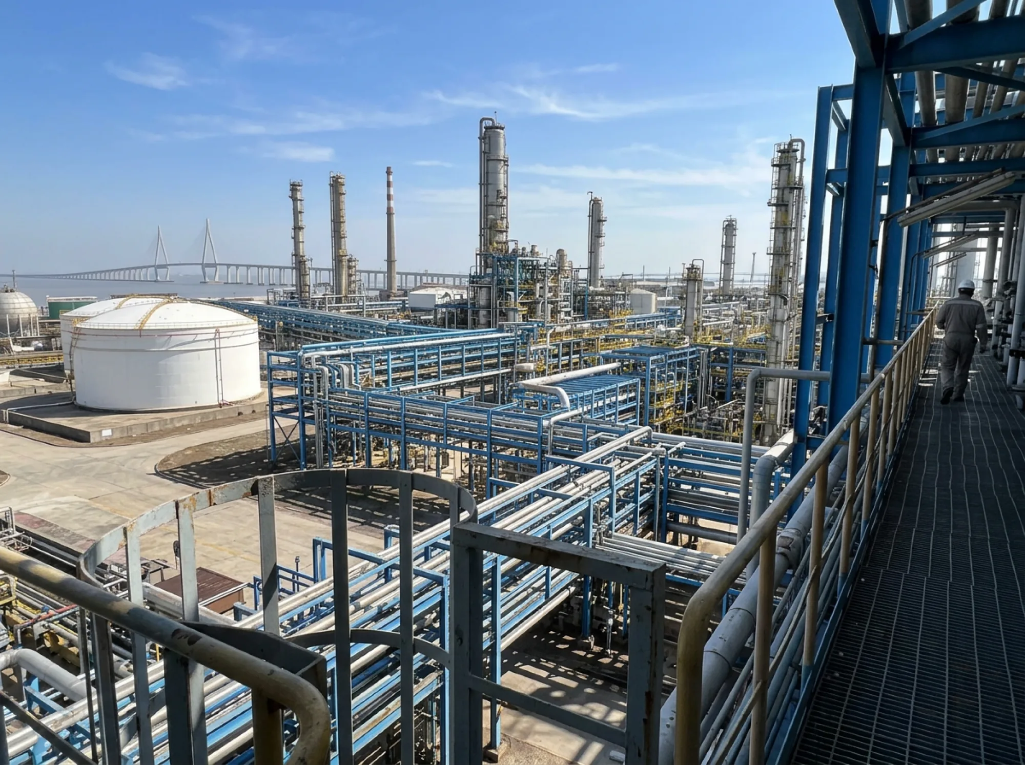 Img oilgas hero refinerycomplexelevated ai 01