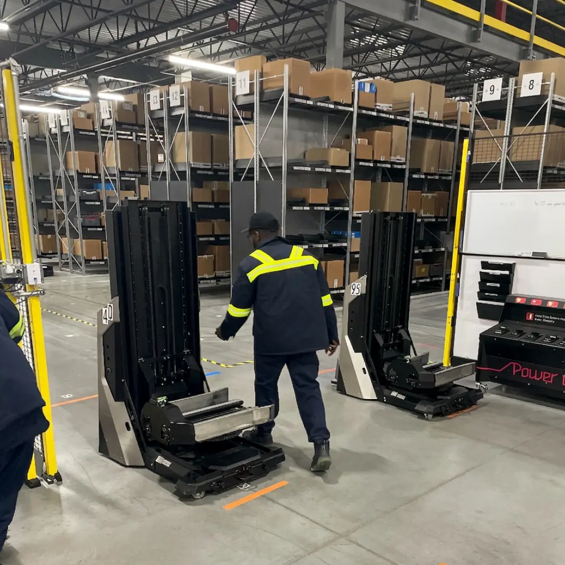 Img warehousing usecases roboticsamrs workercharging real 01
