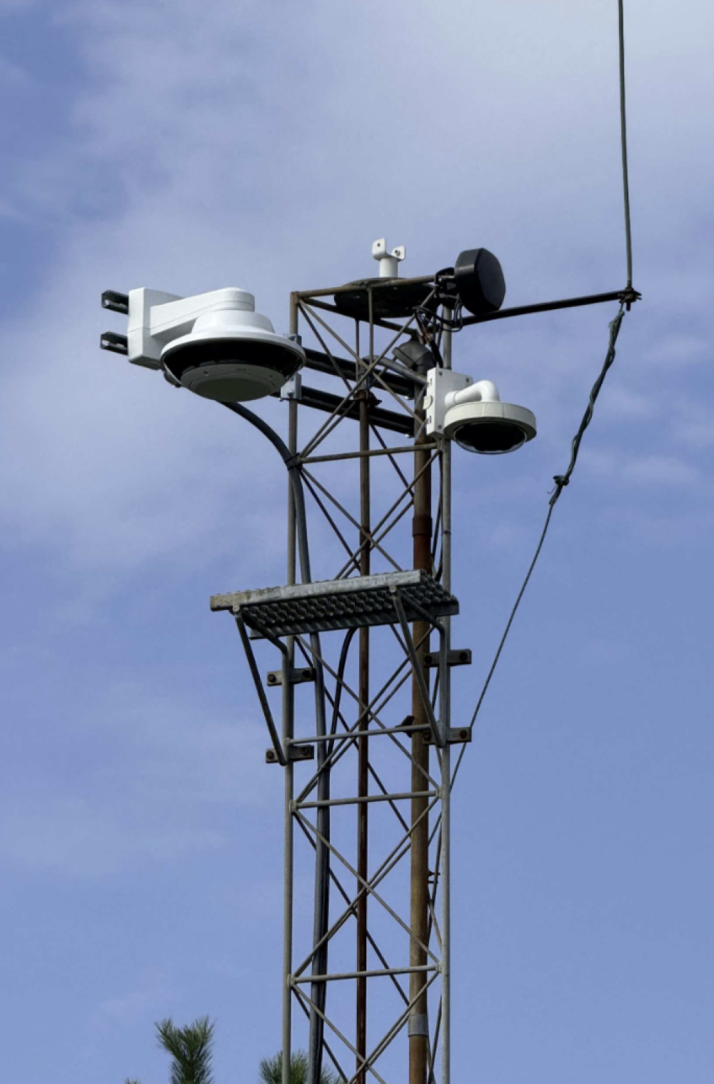 Img securitycameras usecases thedeployment perimetercameramast real 02