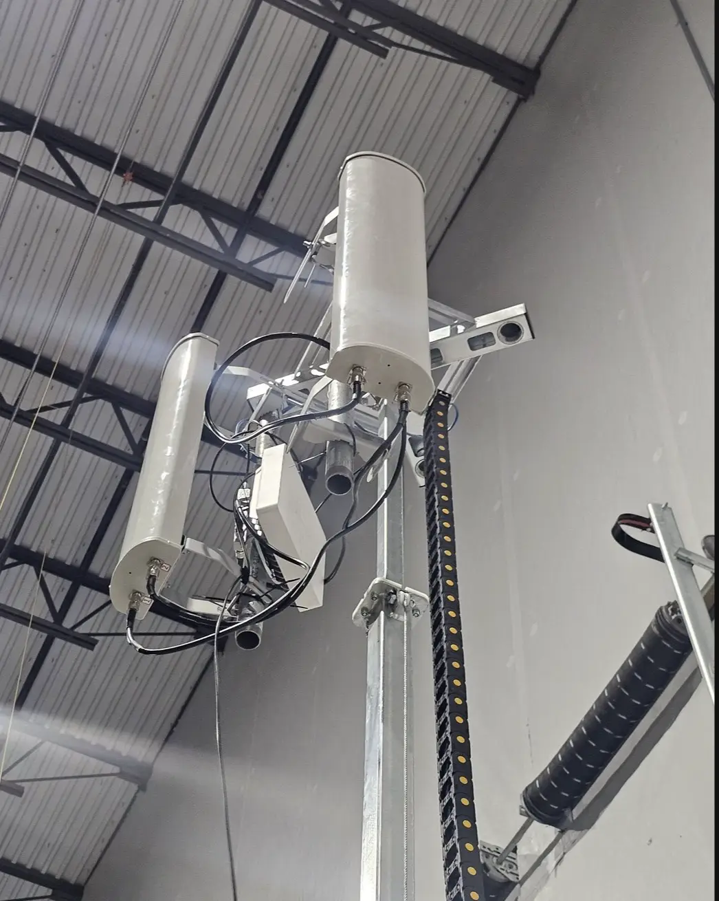 Deployment Co W mast dual sector antennas