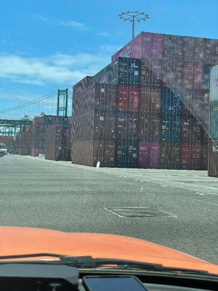 Gallery coverage through stacked containers